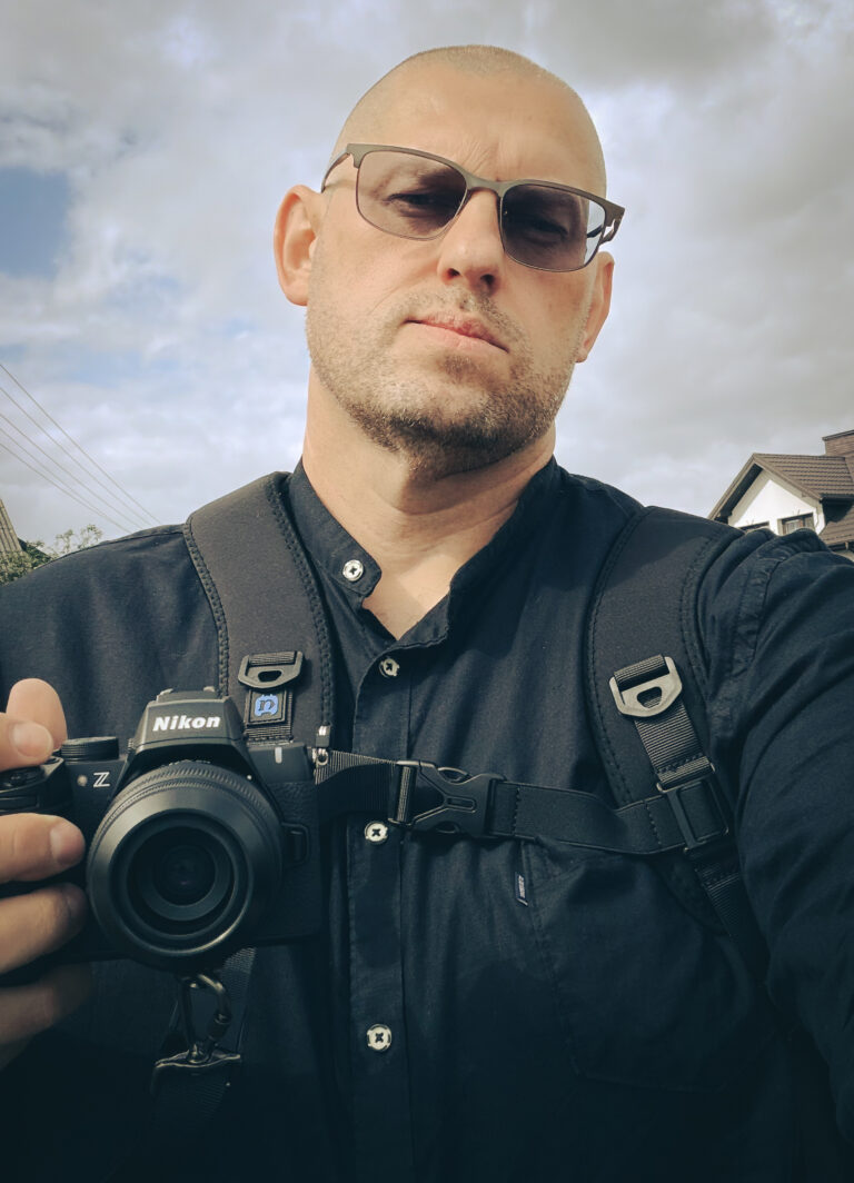 Fotograf Łuków – fotografia dla firm 3 Marcin Zykubek z aparatem, fotograf z Łukowa